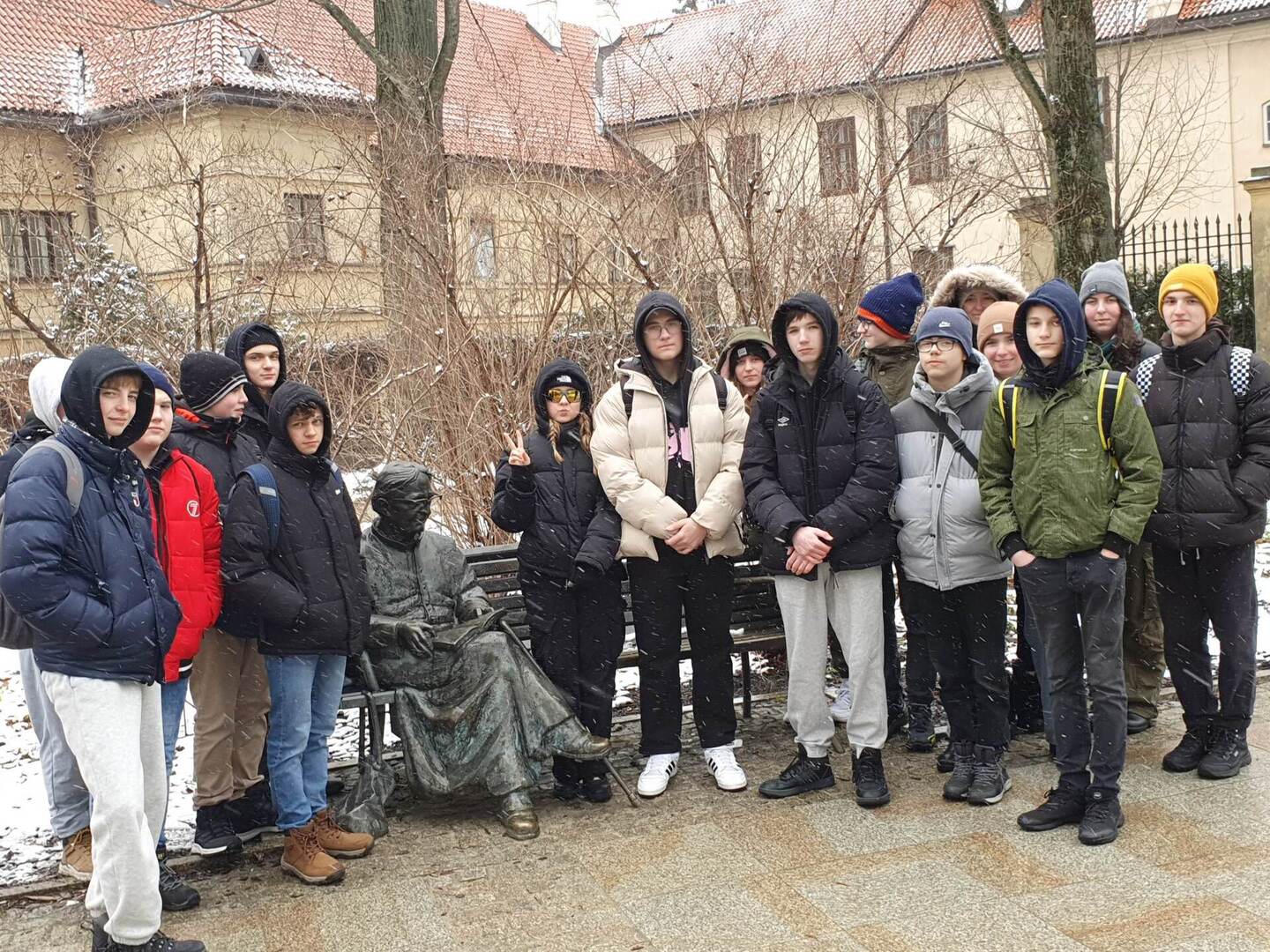 Uczniowie klasy 8b przy ławeczce poety ks. Jana Twardowskiego