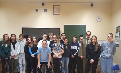 Uczniowie klasy 8b z panem Mariuszem Bajerem - leśniczym w Nadleśnictwie Brzeziny.