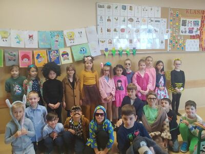 Klasa I a w oczekiwaniu na zmagania recytatorskie