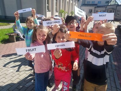 Uczniowie podczas gier i zabaw na świeżym powietrzu. 
