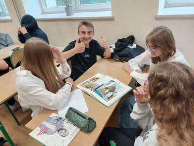 Grupa uczniów z klasy 7a podczas pracy z tekstem nauczania św. Jana Pawła II