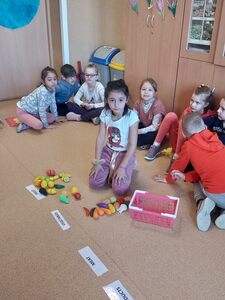 Podział produktów przez uczennicę na różne grupy żywnościowe. 