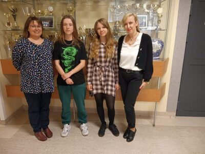 laureatki konkursu - Karina Królikowska i Sylwia Malecha,  p. Urszula Chachulska-Tomaszczak, p. Gabriela Czułno