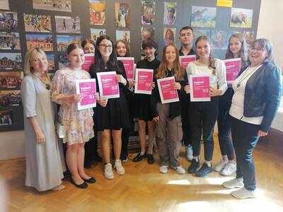 Uczestnicy projektu z pamiątkowymi certyfikatami