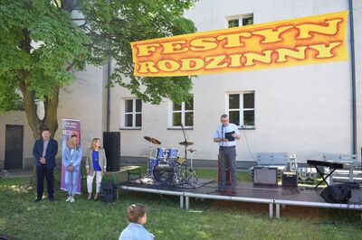 Dyrektor szkoły Jerzy Pecyna przedstawia program pikniku
