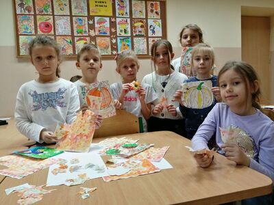 Uczniowie podczas zajęć na temat jesieni