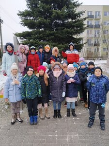 Przed budynkiem biblioteki