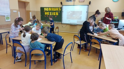  Drużyny klas Ia, Ib, Ìc rozwiązują zadania w jesiennym konkursie 