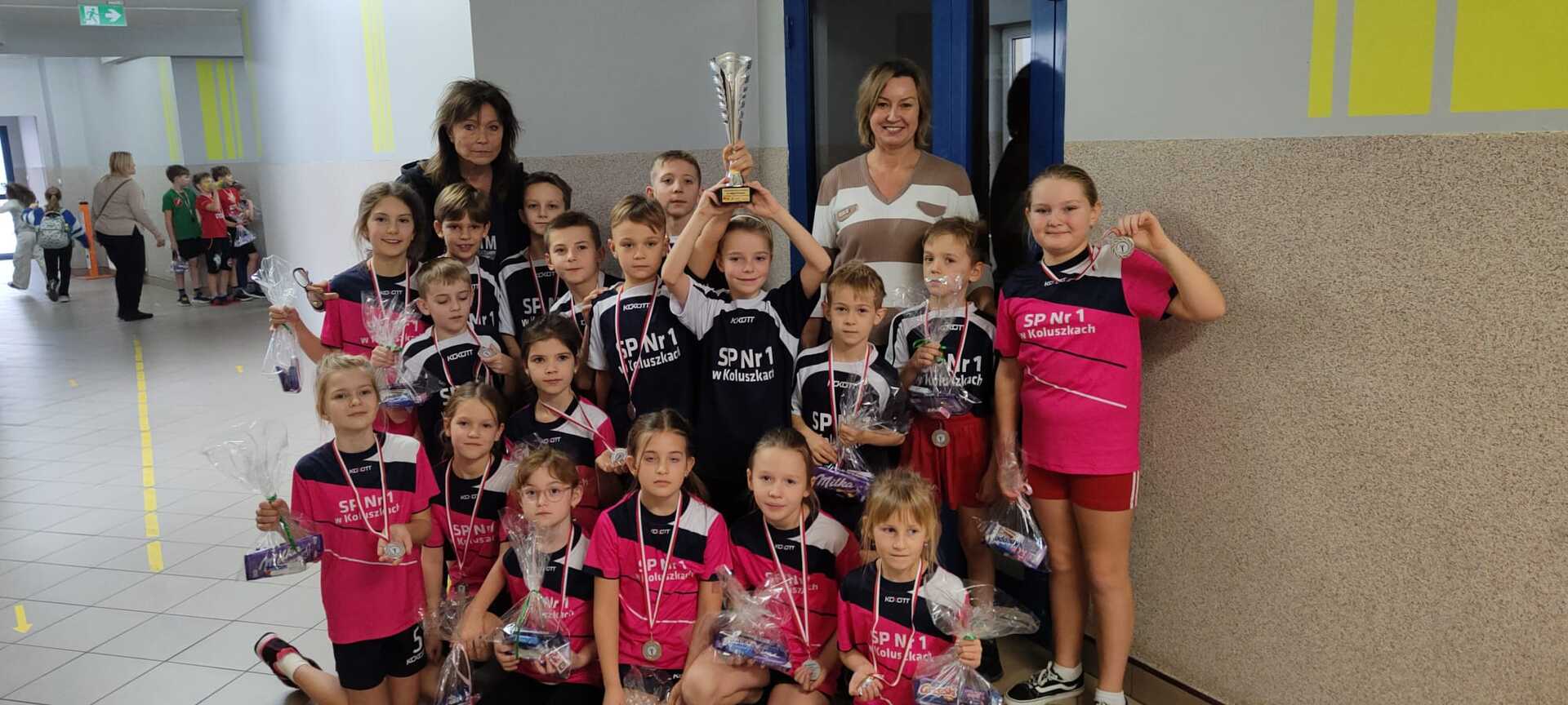 Dzieci z medalami i pucharem