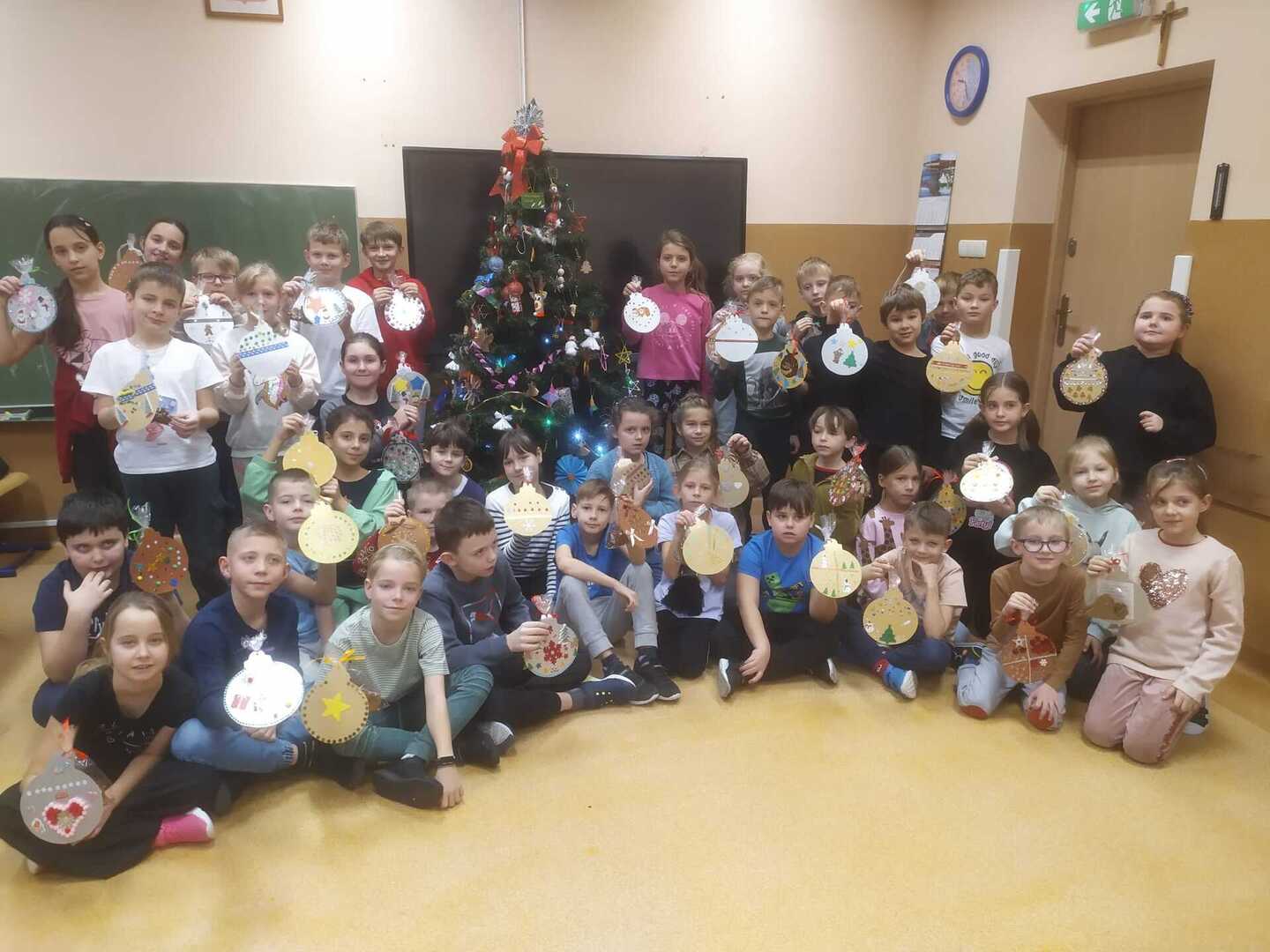 Dzieci prezentują kartki świąteczne z życzeniami