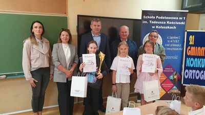laureaci pierwszych trzech miejsc razem z opiekunkami oraz p. Pawłem Pytlem - inspektorem ds. oświaty i dyrektorem szkoły p. Jerzym Pecyną
