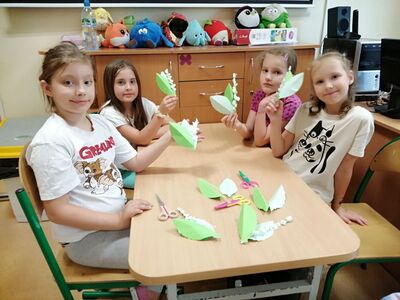 Uczennice prezentują wykonane prace