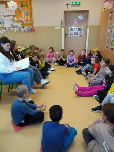 Agnieszka i Zuzia czytają drugoklasistom 