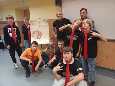 Chłopcy z 6b podczas nauki wiązania krawatów.