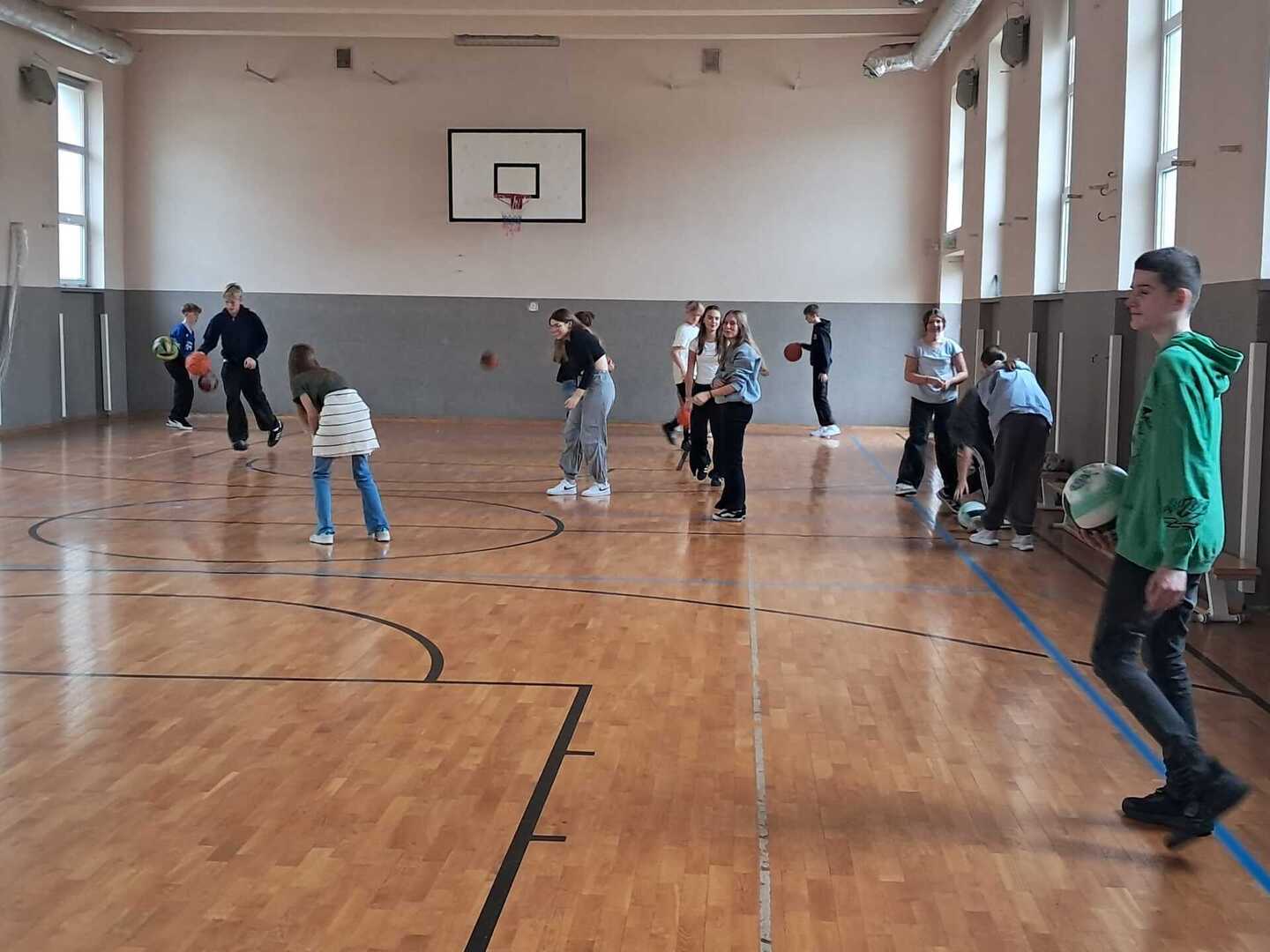Uczniowie podczas Sportowych Przerw