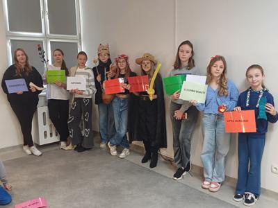 Uczennice klasy VI b prezentujące tytuły bajek w języku angielskim.