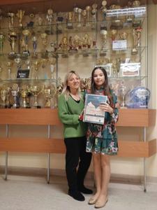 Uczennica klasy 5c Alicja Kotynia z panią Małgorzatą Drabik