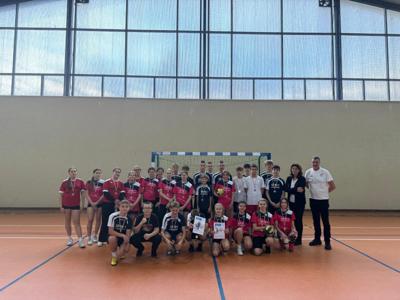 Wicemistrzowie Gminy w piłce ręcznej dziewcząt i chłopców wraz z opiekunami
