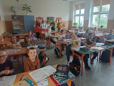 Aktorzy z 5a z uczniami klasy 2c