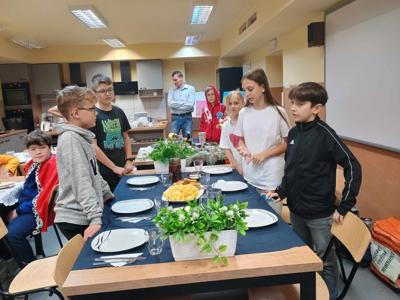 Kolejna grupa opowiada, jaki posiłek przygotowany został w norce Bobrów.