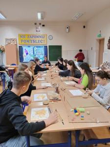 Uczniowie przygotowujący swoje kartki