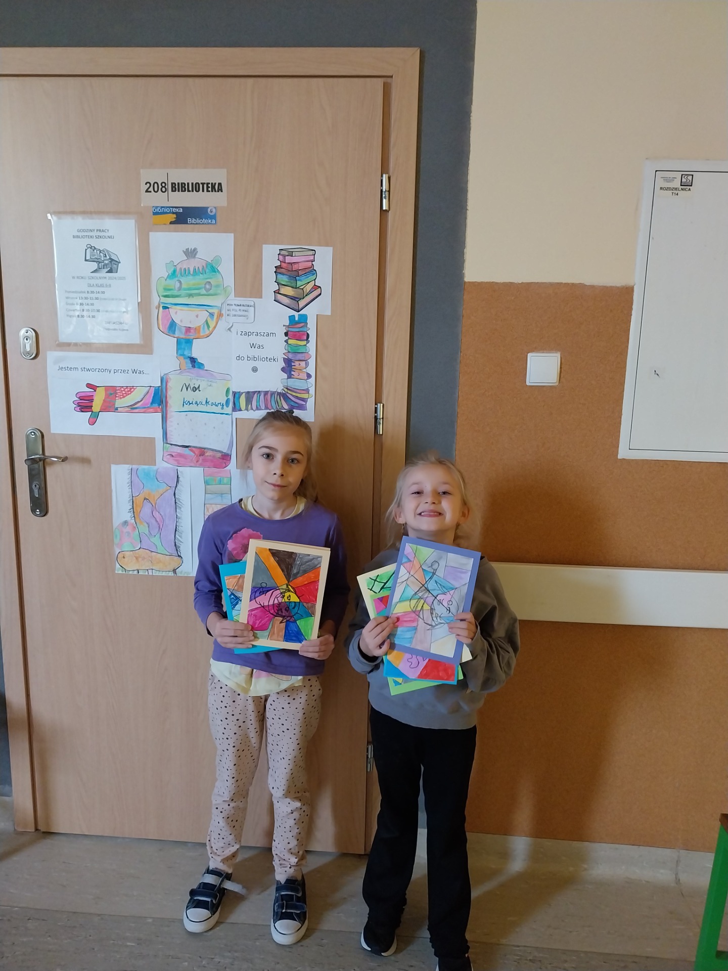 Uczennice z wizytą w bibliotece