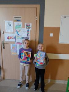 Uczennice z wizytą w bibliotece