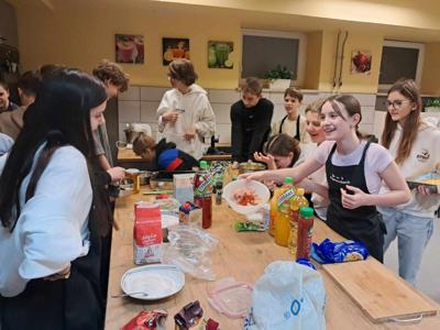 Uczniowie przygotowują potrawy w ramach konkursu &quot;MasterChef&quot;