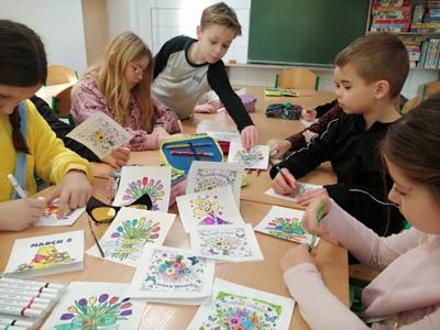 Uczniowie podczas prac plastycznych