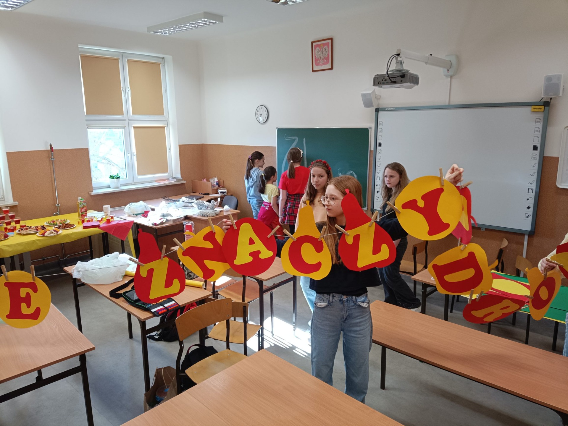 Dzieci dekorują salę