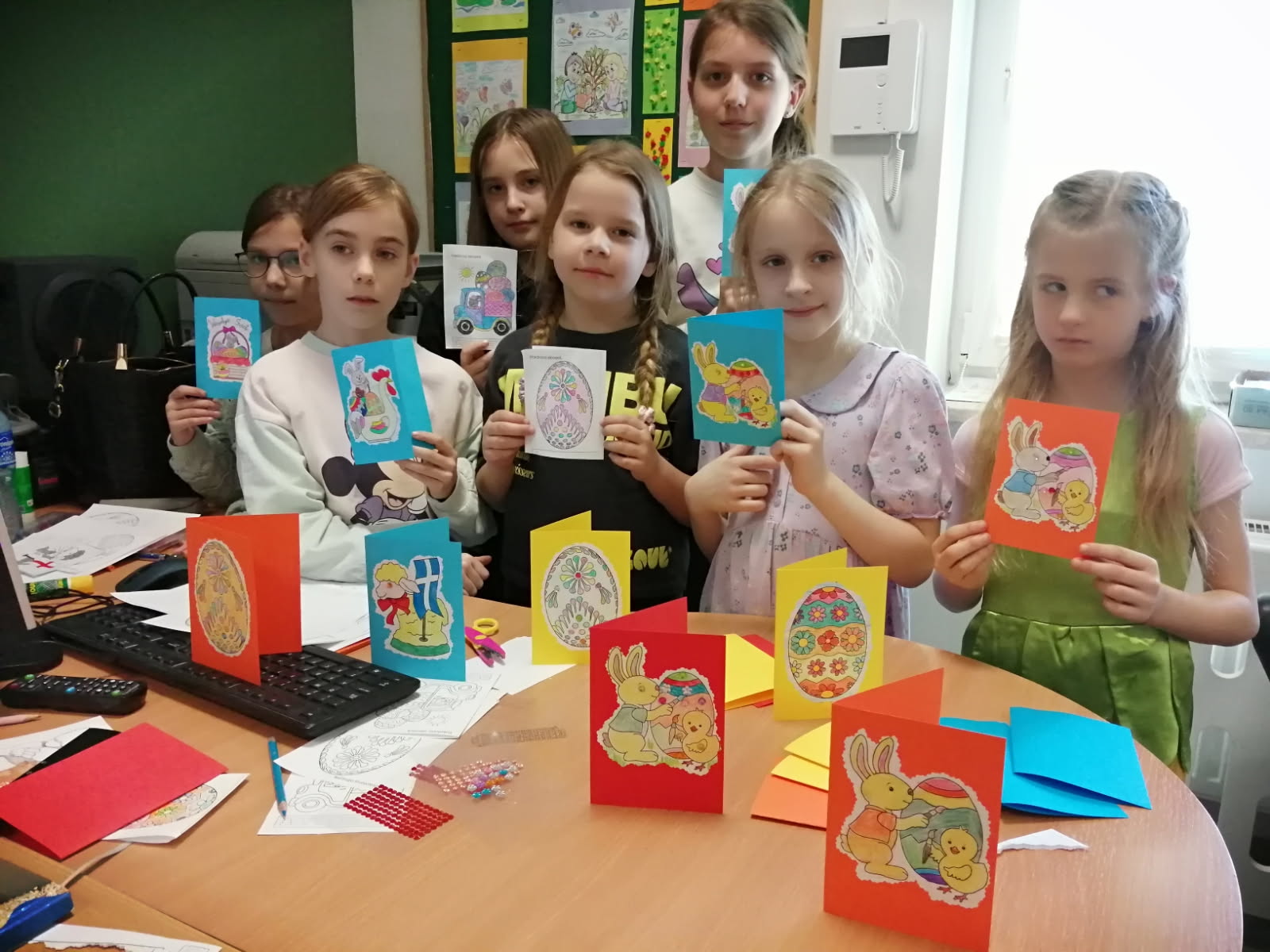 Uczennice prezentują wykonane kartki świąteczne