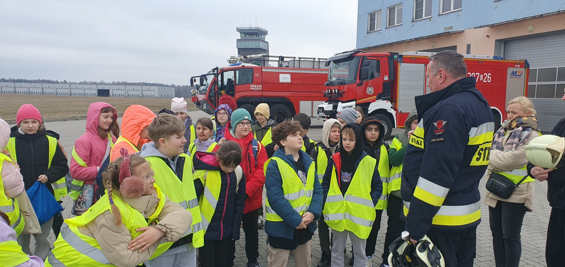 Uczniowie klasy 4b oglądają bazę lotniskowej straży pożarnej.