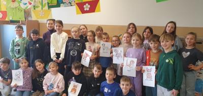 Uczniowie klasy 2a z wychowawczynią i uczennicami z 4b prowadzącymi zajęcia Psia Lekcja