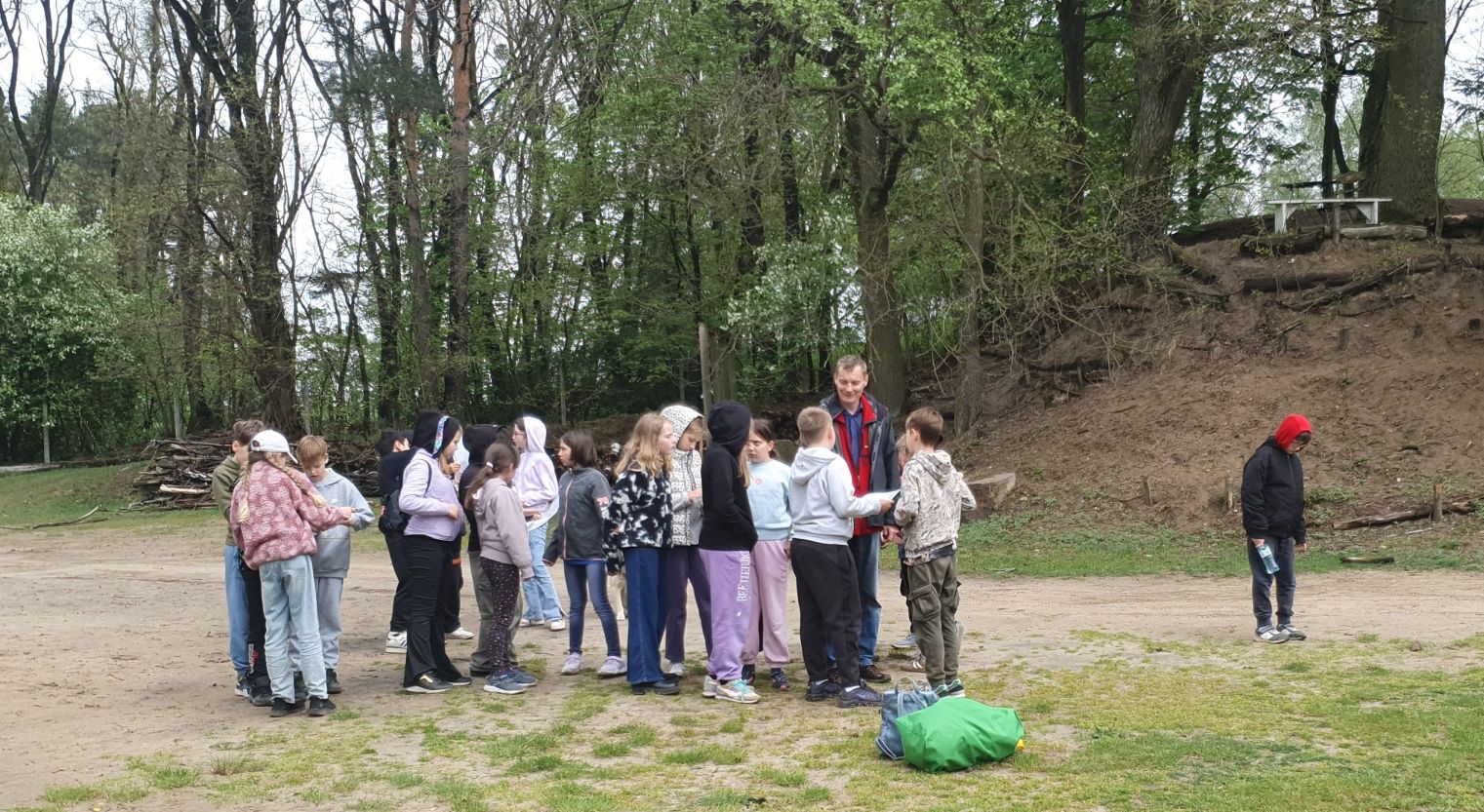 Uczniowie klasy 4b przygotowują się do gry terenowej