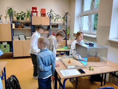 Grupa uczniów klasy 4a przy pracy nad animacją