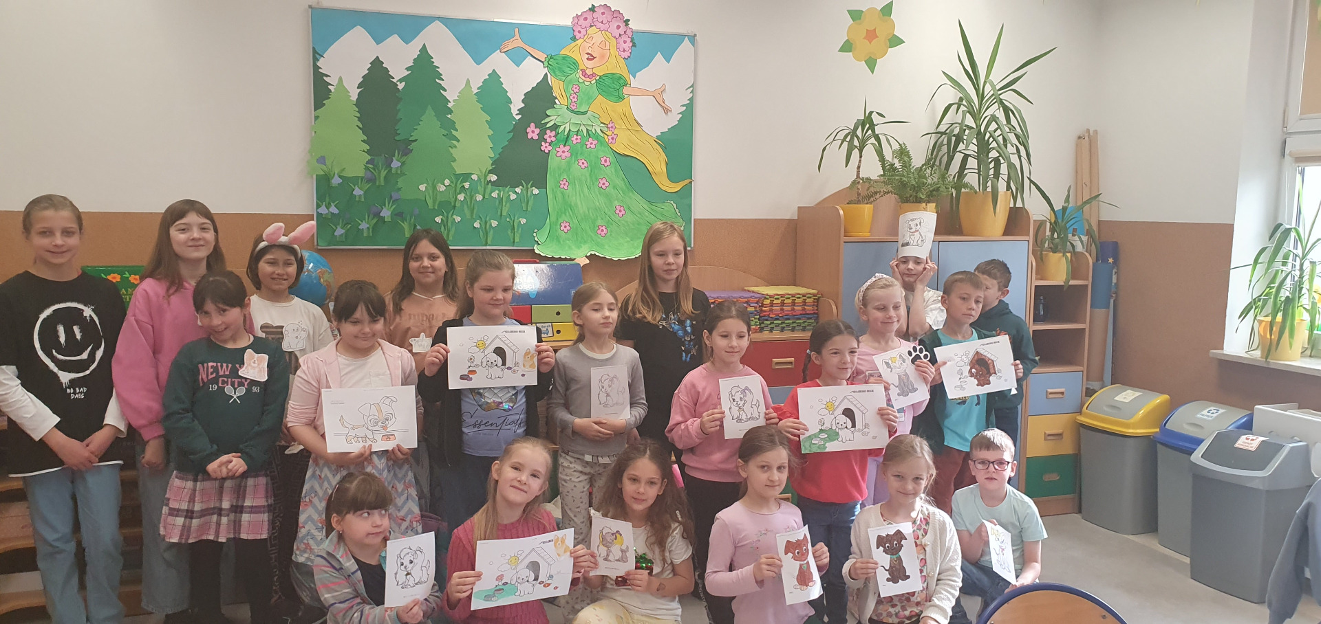 Klasa 1c z grupą dziewcząt z 4b prowadzących zajęcia