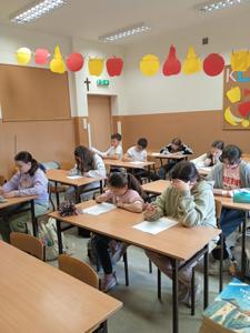 Uczniowie podczas pisania testu