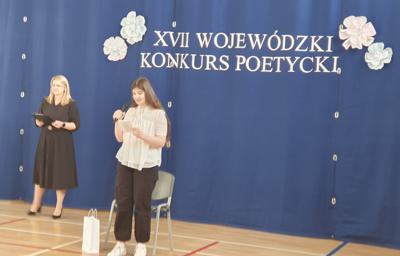 Monika z klasy 6a czyta wyróżnioną fraszkę