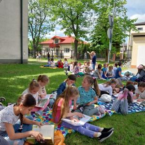 Wychowankowie świetlicy i klasa 3a podczas czytania
