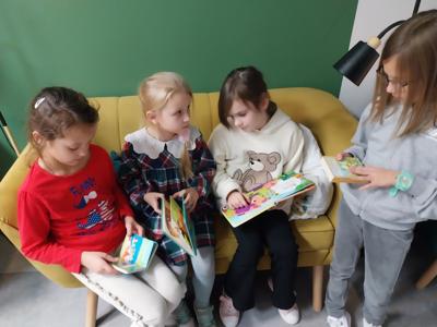 Uczennice oglądające książki dotykowe, sensoryczne.