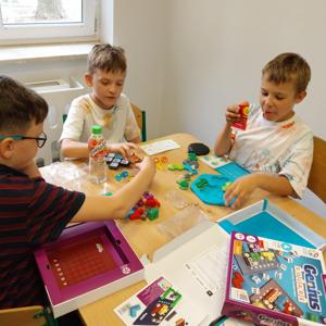 Chłopcy grają w gry i podpowiadają sobie rozwiązania.