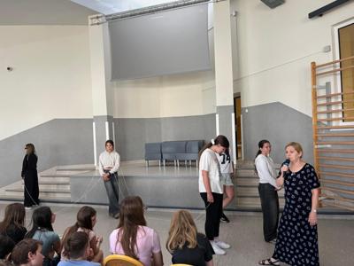 Pedagog pani Małgorzata Hejchman wraz z aktorami