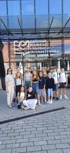 Szóstoklasiści przed budynkiem EC1.