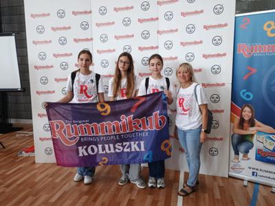 Ada, Maja, Aleksandra wraz z opiekunem drużyny p. Małgorzatą Drabik 