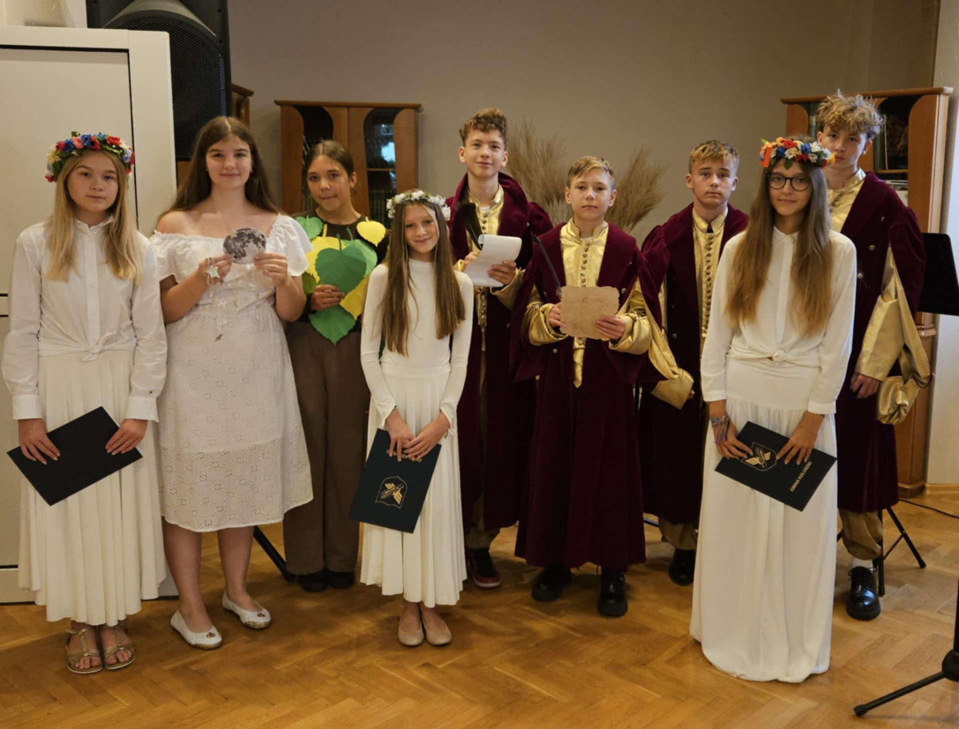Uczniowie z klas 7a i 8a reprezentujący naszą szkołę podczas Narodowego Czytania