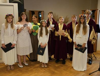 Uczniowie z klas 7a i 8a reprezentujący naszą szkołę podczas Narodowego Czytania