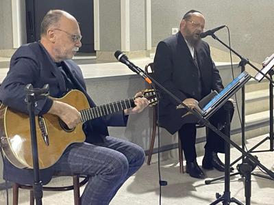 Symcha Keller przy akompaniamencie gitarowym Pawła Stępnika.