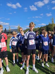 Drużyna gotowa do rywalizacji sportowej.