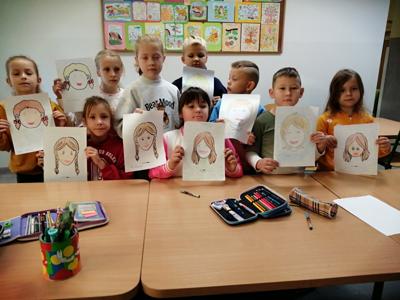 Uczniowie prezentują swoje prace