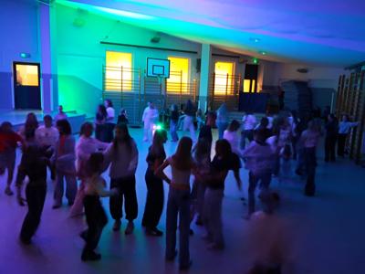 Uczestnicy dyskoteki na auli szkolnej